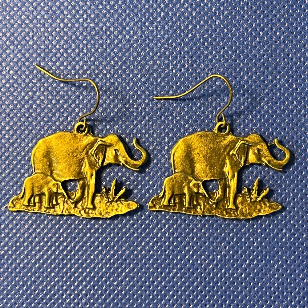 Mama and Baby Elephants Bronze Tone Pierced Earrings 0264